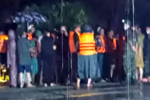 1 phụ nữ bị nước lũ cuốn trôi khi đi qua bờ tràn ở Ninh Thuận