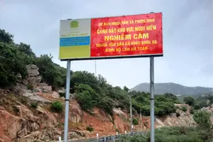 Trượt chân rơi xuống biển khi đứng check-in trên mỏm đá ở Ninh Thuận