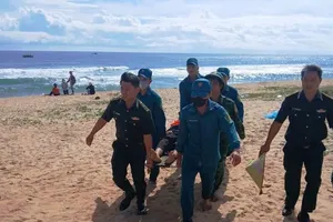 Hai thanh niên bị sóng lớn cuốn trôi khi tắm biển Bình Định