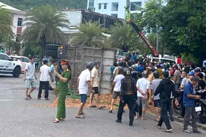 Bắt tạm giam tài xế trong vụ lật xe đè chết 3 người ở Quy Nhơn