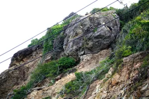 Bí thư Khánh Hòa yêu cầu dời tảng đá treo lơ lửng trên đèo Cù Hin trong 24 giờ