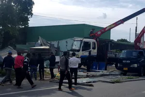 Cưỡng chế buộc trả lại đất bị lấn chiếm 20 năm cho bà cụ 78 tuổi