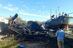 Cháy 3 tàu cá tại cơ sở đóng tàu không phép ở Ninh Thuận