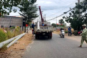 Trụ điện đè gãy chân một người ở Ninh Thuận