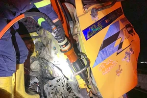 Tông vào xe đậu bên đường, tài xế tử vong, mắc kẹt trong cabin