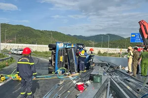 Tài xế và phụ xe tử vong khi xe tải chở sắt lật trên đường dẫn cao tốc