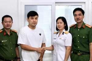 Nam du khách nước ngoài vui mừng khi được trả lại 80 triệu đồng đánh rơi