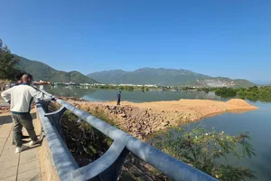 Tạm dừng lấp lấn sông Quán Trường ở Nha Trang
