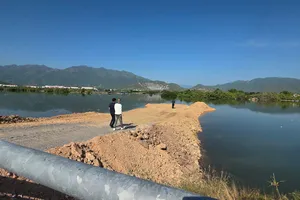 Chủ tịch Khánh Hòa yêu cầu kiểm soát chặt chẽ việc làm cầu tạm trên sông Quán Trường