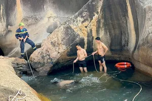 Tìm thấy thi thể nam thiếu niên bị mắc kẹt dưới hốc đá ở Khánh Hòa