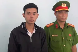 Bắt tạm giam nam thanh niên đến tận nhà truy sát bạn nhậu