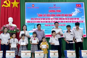 Cảnh sát biển tổ chức cho ngư dân ký cam kết không vi phạm IUU