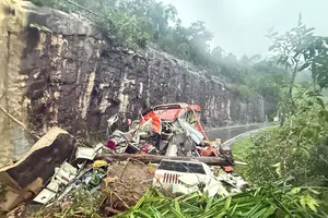 Đang cấp cứu 19 nạn nhân vụ sạt lở đè xe khách trên đèo Khánh Lê