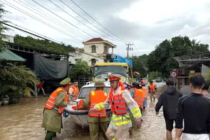 Nước lên tới mái nhà, chính quyền khẩn trương di tản hàng trăm hộ dân
