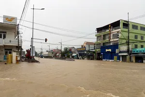 Mưa lớn trên 300 mm, quốc lộ 1 qua Khánh Hòa ngập nặng nhiều điểm