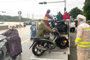 Quốc lộ 1 ngập nặng, CSGT Khánh Hòa điều xe tải chở xe máy qua điểm ngập