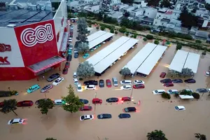 Hình ảnh Nha Trang chìm trong biển nước, người dân không kịp trở tay