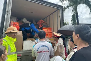 CSGT Khánh Hòa mang hàng nghìn phần thực phẩm vào rốn lũ