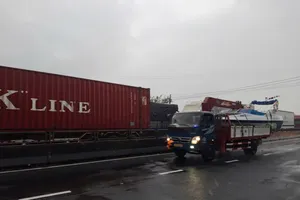 Vẫn tạm dừng các phương tiện đi ra phía Bắc do ùn tắc ở Đèo Cả