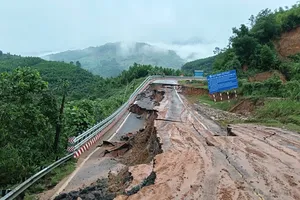 Đèo Khánh Lê xuất hiện thêm điểm sạt lở, sụp lún cả một đoạn đường