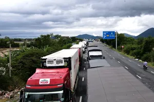 Hàng ngàn ô tô ùn tắc kéo dài hơn 30 km trước hầm Cổ Mã