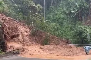 Đèo Sông Pha lại sạt lở, giao thông gián đoạn