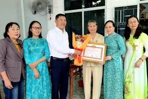 Trao Huy hiệu 60 năm tuổi Đảng cho một đảng viên ở Phan Rang