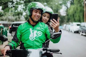 Lái xe Go-Jek sử dụng nền tảng GoPay để hành khách Indonesia trả tiền - Ảnh: Vulcan Post
