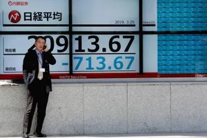 Chú thích: Các thị trường châu Á đều sụt giảm trong ngày 10/4 sau cảnh cáo của Tổng thống Donald Trump. (Ảnh: Reuters)