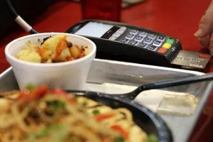 Khách dùng thẻ tín dụng để trả tiền ở nhà hàng ăn - Ảnh: AP