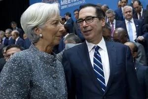 Bộ trưởng Mnuchin nói chuyện với giám đốc IMF Lagarde - Ảnh: AP