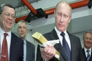 Ông Putin kiểm tra các thỏi vàng trong kho trữ - Ảnh: Reuters