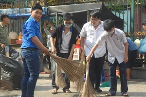 Các bạn trẻ phơi nắng dọn vệ sinh đường phố đón tết Nguyên Tiêu