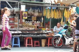 Chợ nước ngoài ở Sài Gòn - kỳ 1: Chợ Campuchia thứ gì cũng có