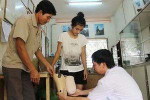 Mạnh thường quân thuê xe đưa nữ sinh bị cưa chân về nhà