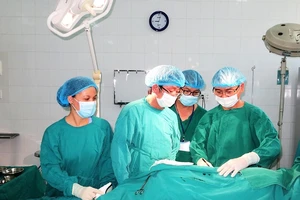 Phối hợp 10 khoa, phòng cứu sống bệnh nhân nhiễm đa bệnh lý