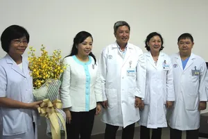 Gia đình người hiến tạng nhận kỷ niệm chương từ Bộ trưởng Bộ Y tế