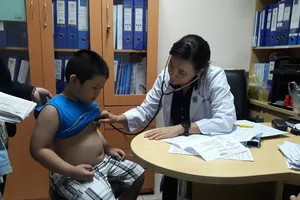 Khám và điều trị miễn phí cho bệnh nhân hen suyễn