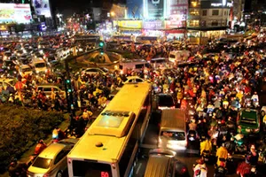 TP.HCM: Mưa lớn kéo dài, kẹt xe khắp nơi không thấy đường về