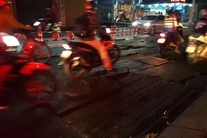 Sau mưa lớn đường bung lớp nhựa tạo nhiều ổ voi 