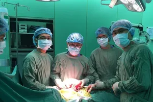 Mổ lấy khối u khổng lồ chiếm toàn bộ khoang màng phổi