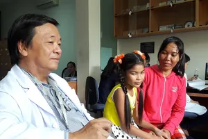 Cô bé “mai rùa” xuất viện khỏe mạnh