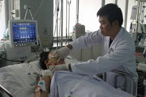 Cô giáo bị ong đốt trước ngày 20-11 vẫn đang nguy kịch