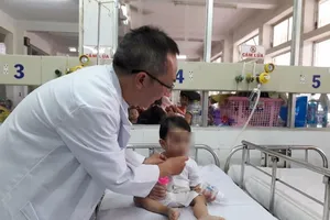 Bé 1 tuổi bị thìa đâm vào họng khi đang chơi