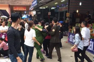 Bà cụ bị đánh ngất do dẫm chân cô gái khi đi Chùa Hương