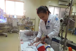 Nỗ lực cứu bé 2 ngày tuổi có khối 'bướu hút máu' kỳ lạ