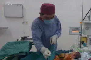 Bé trai sơ sinh có lá gan ngoài ổ bụng