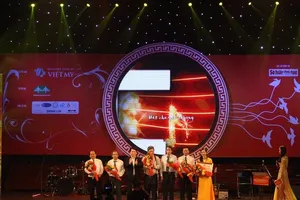 Đàm Vĩnh Hưng cùng bác sĩ hát vì bệnh nhân nghèo