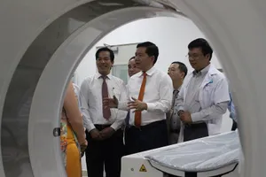 Bí thư Thăng cắt băng khánh thành BV Gò Vấp Cơ sở 2