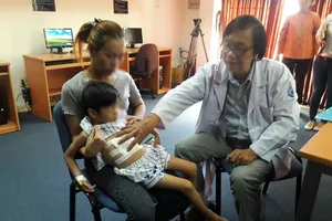 Kỳ lạ: Bé gái suýt chết vì mắc hội chứng thích ăn tóc